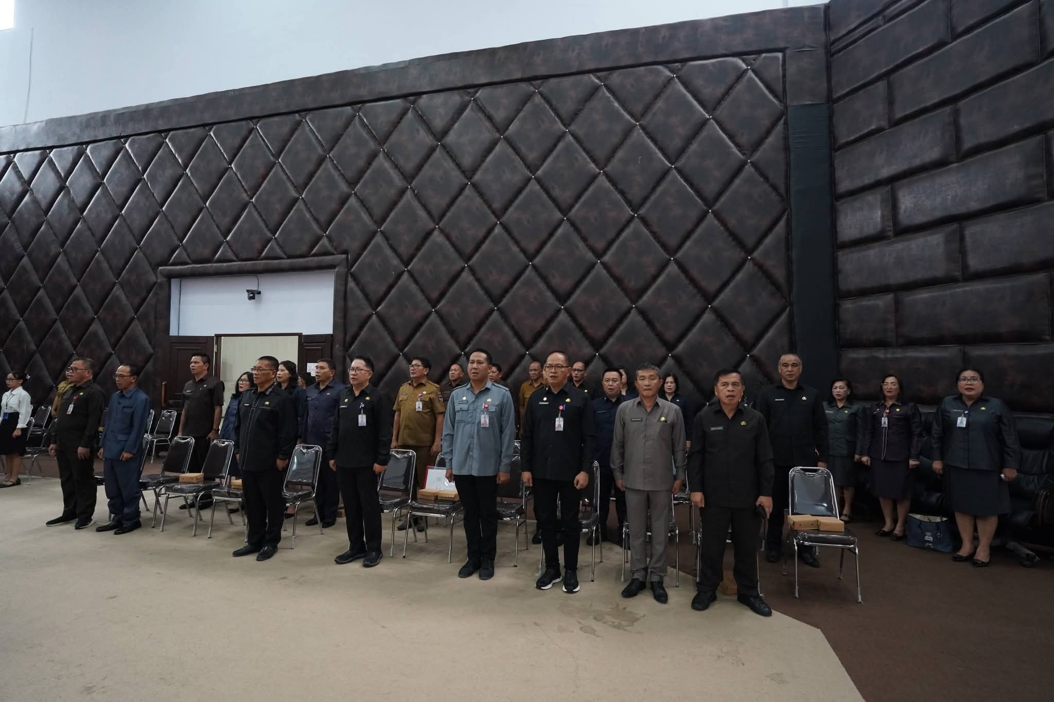 jajaran pejabat dan anggota dprd minahasa mengikuti rapat paripurna lkpj