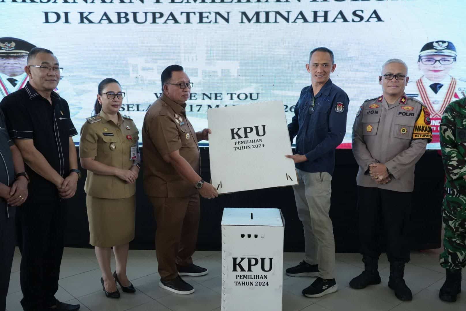 penyerahan simbolis kotak suara pilhut minahasa 2026 di tondano
