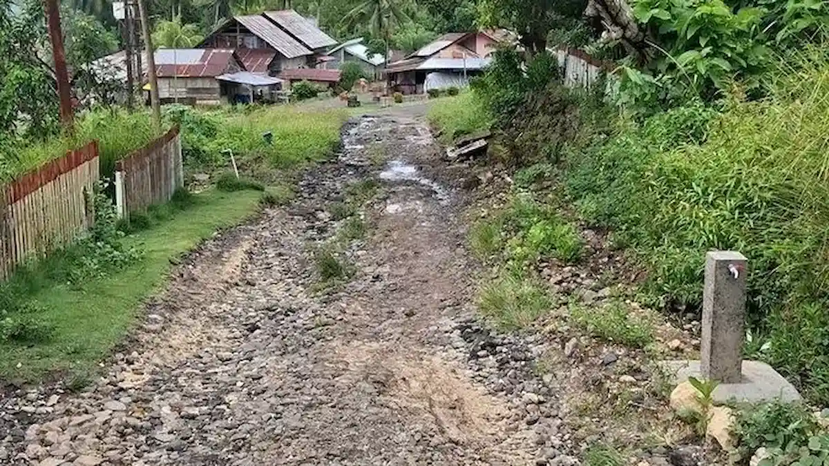 akses jalan rusak menuju permukiman warga sangkilang likupang barat