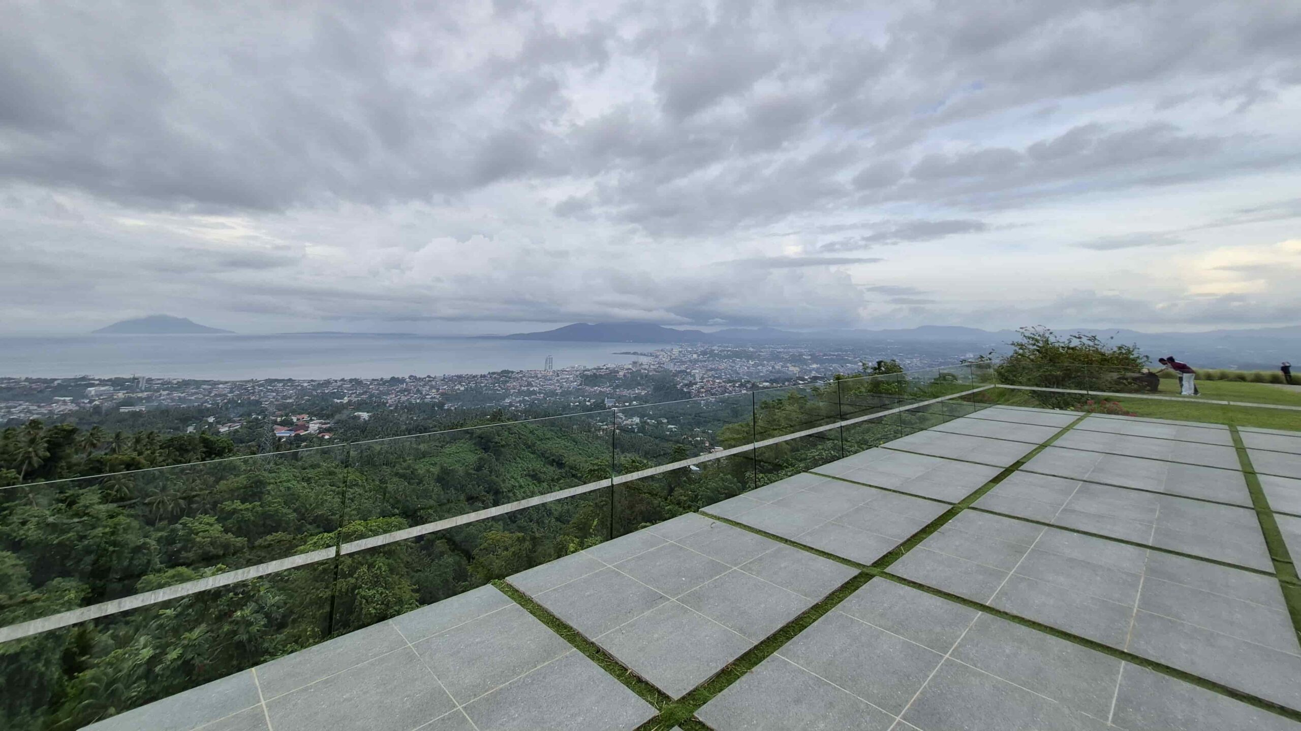 area balkon panorama bukit doa warembungan dengan pemandangan kota manado