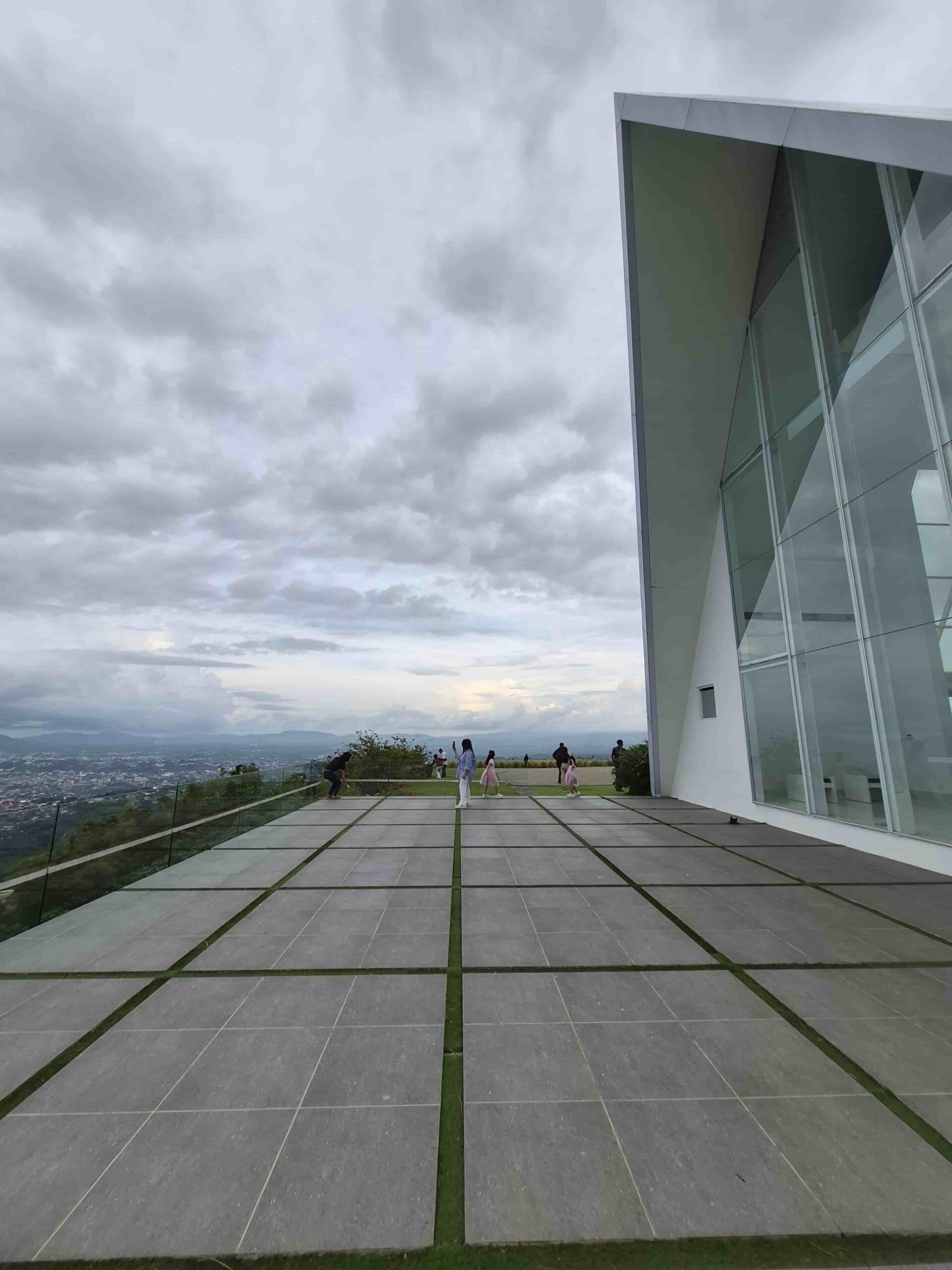 area kapel bukit doa warembungan dengan panorama kota manado