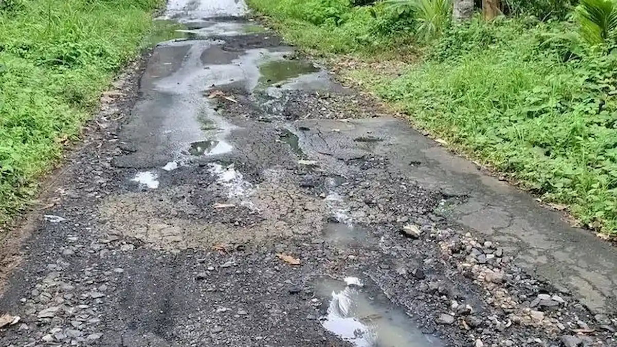 genangan air di jalan rusak desa sangkilang likupang barat minut