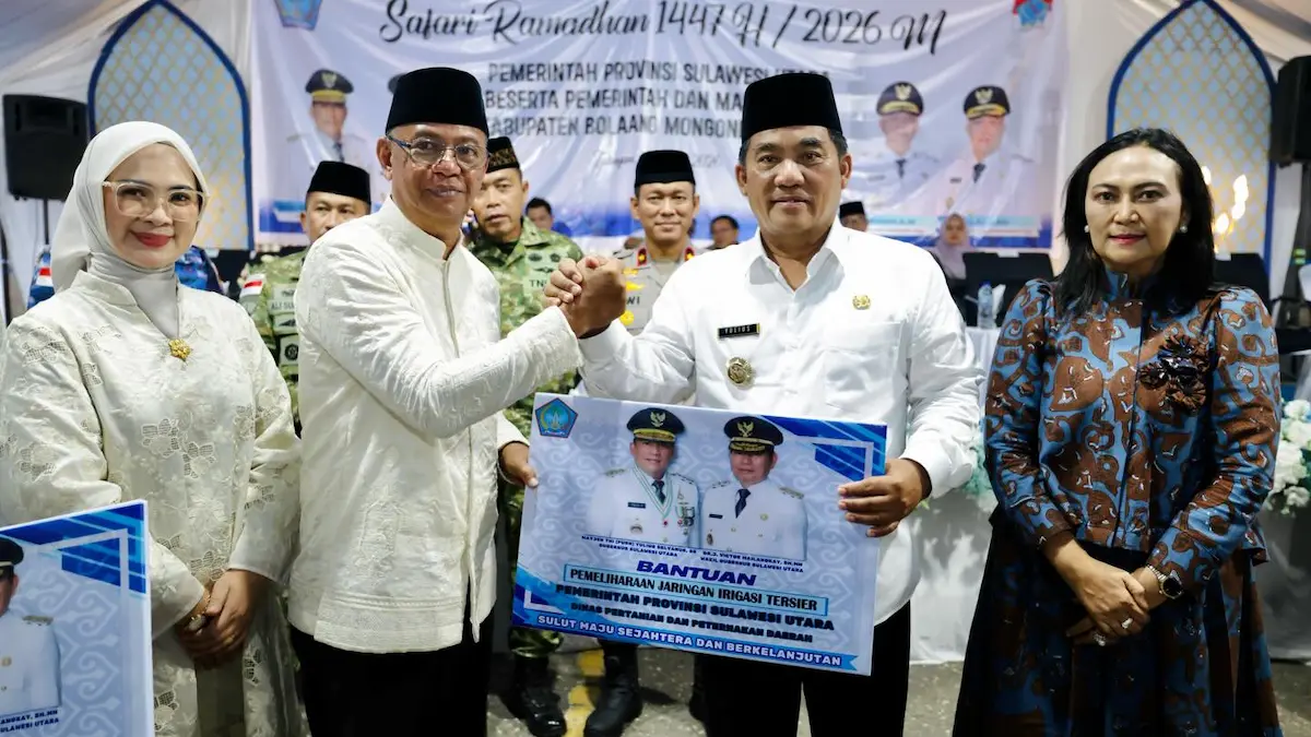 Gubernur Yulius Selvanus menyerahkan bantuan kepada Bupati Boltim Oskar Manoppo