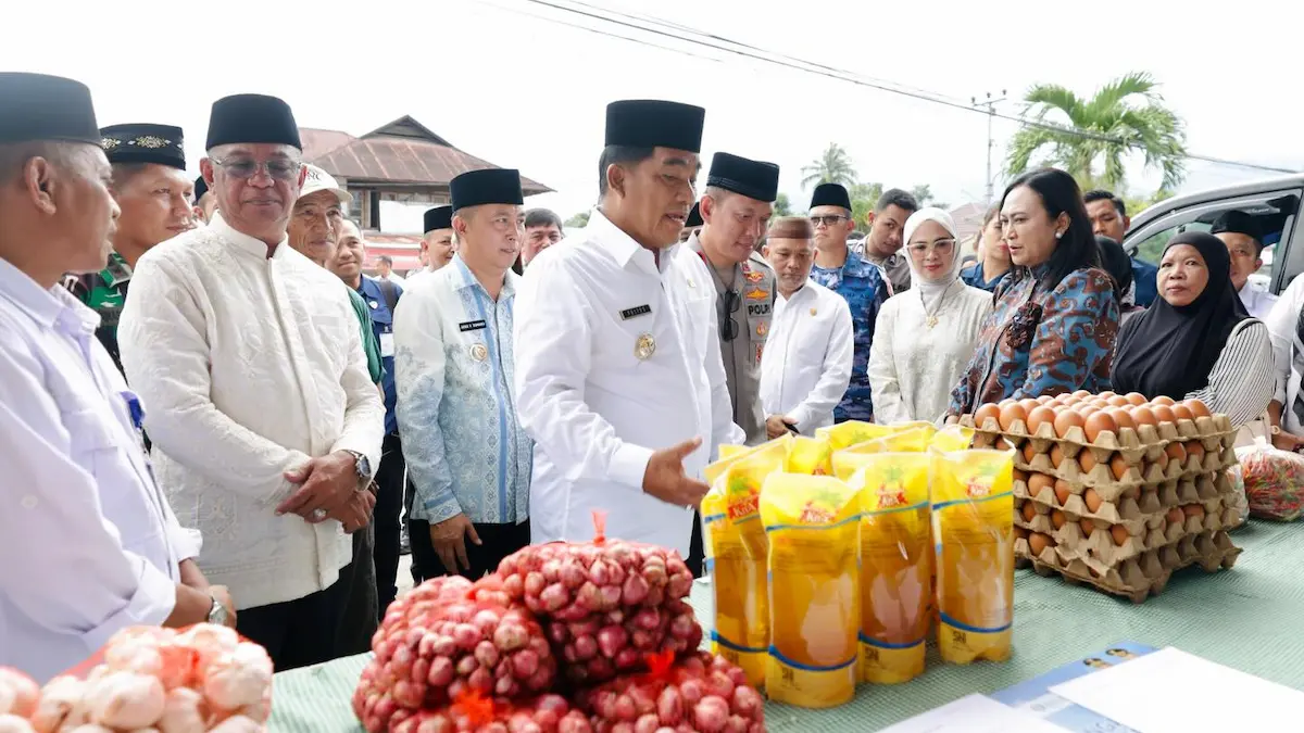 Gubernur Yulius Selvanus berdialog dengan pedagang pangan murah di Tutuyan