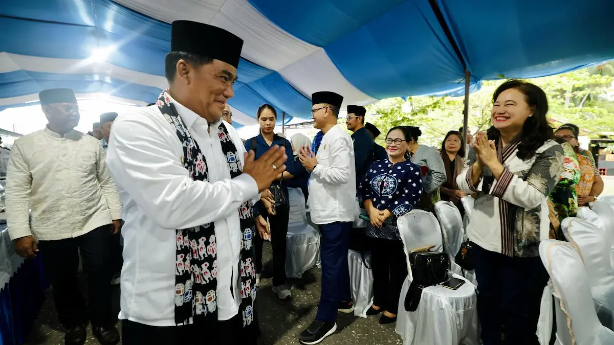 Gubernur Yulius Selvanus menyapa masyarakat pada Safari Ramadan di Boltim