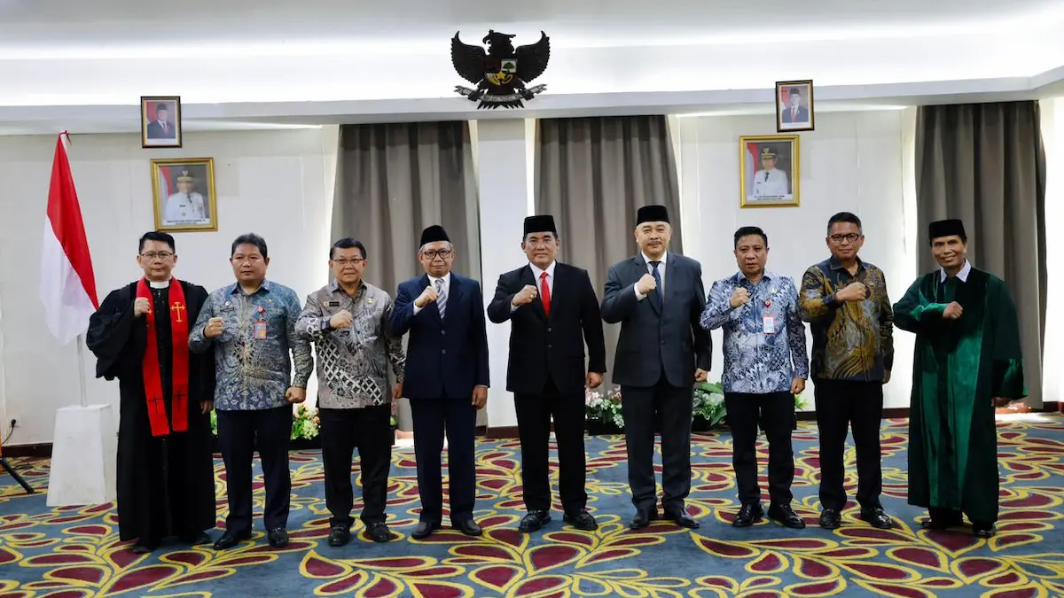 Gubernur Yulius Selvanus foto bersama pejabat dan tokoh agama usai pelantikan di Kotamobagu