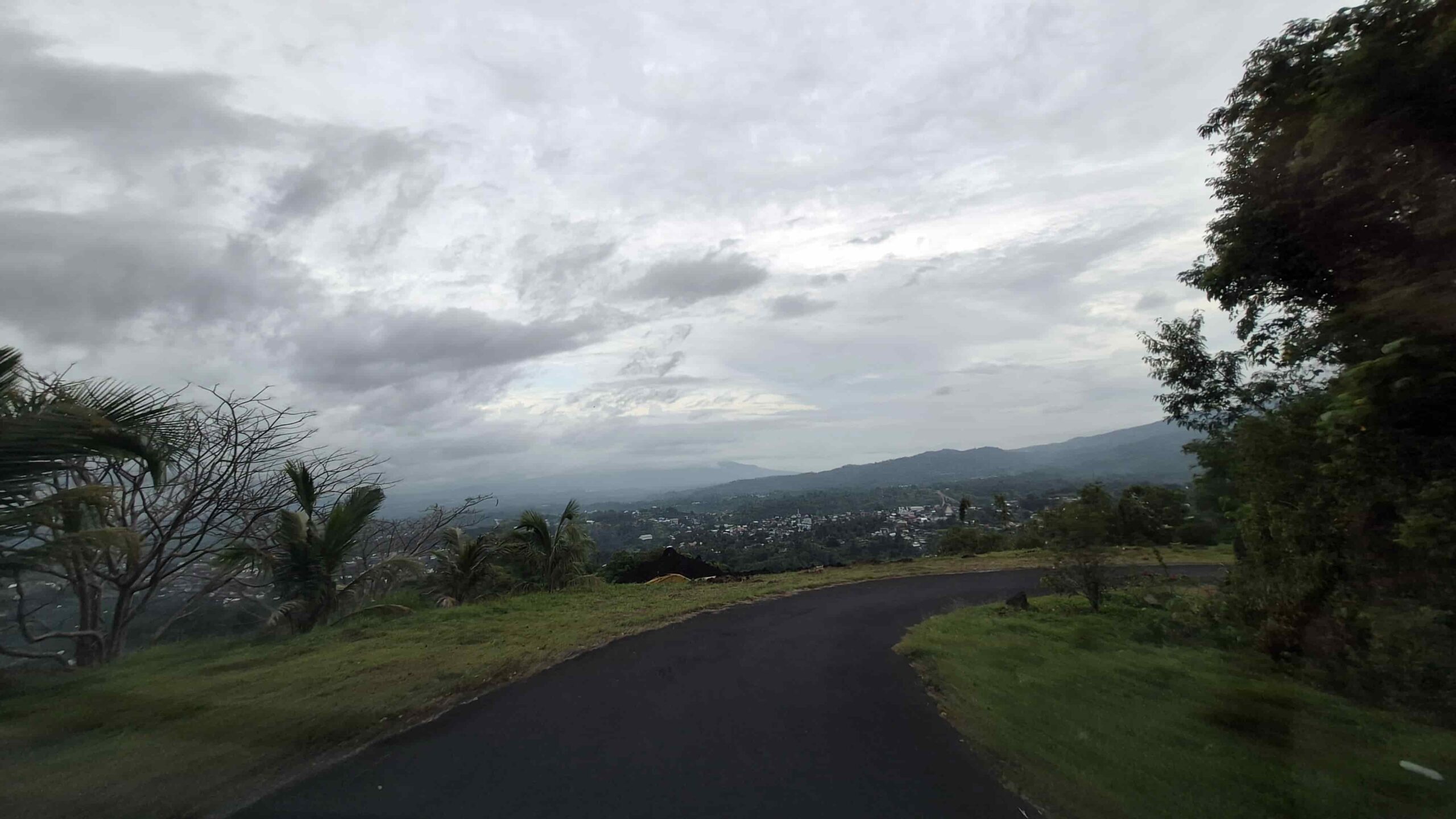 jalan menuju bukit doa warembungan pineleng minahasa