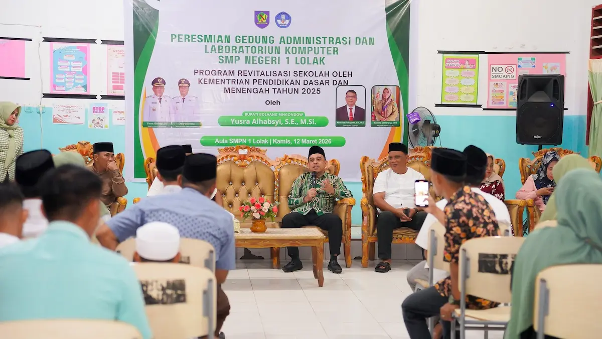 Bupati Yusra Alhabsyi beri sambutan peresmian lab komputer SMP Lolak