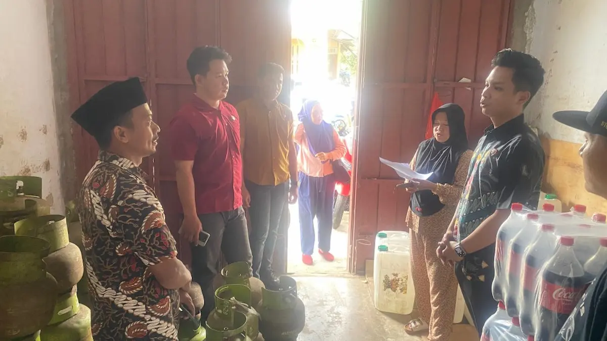 Tim TPID Boltim mengecek pangkalan LPG saat sidak pasar