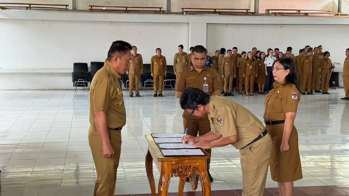 ASN menandatangani perjanjian kerja PPPK di Aula Waleta