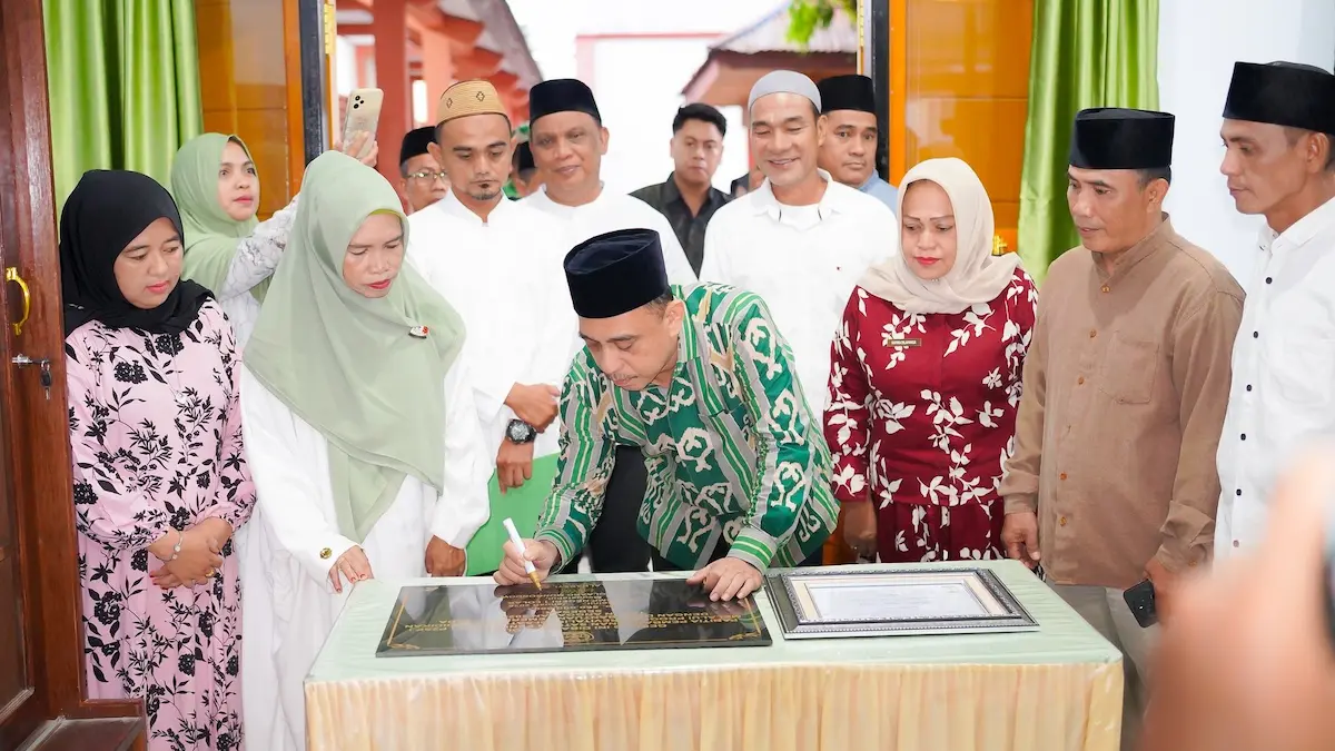 Bupati Yusra Alhabsyi tanda tangan prasasti peresmian lab Lolak