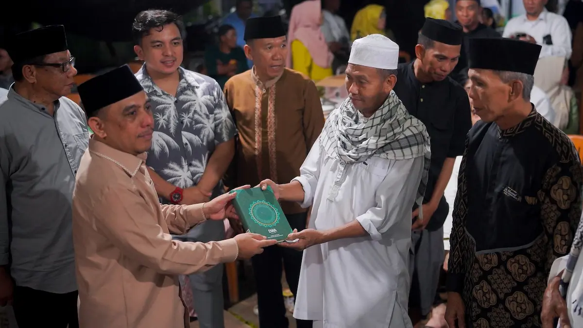 bupati yusra alhabsyi menyerahkan alquran kepada tokoh agama safari ramadan poigar