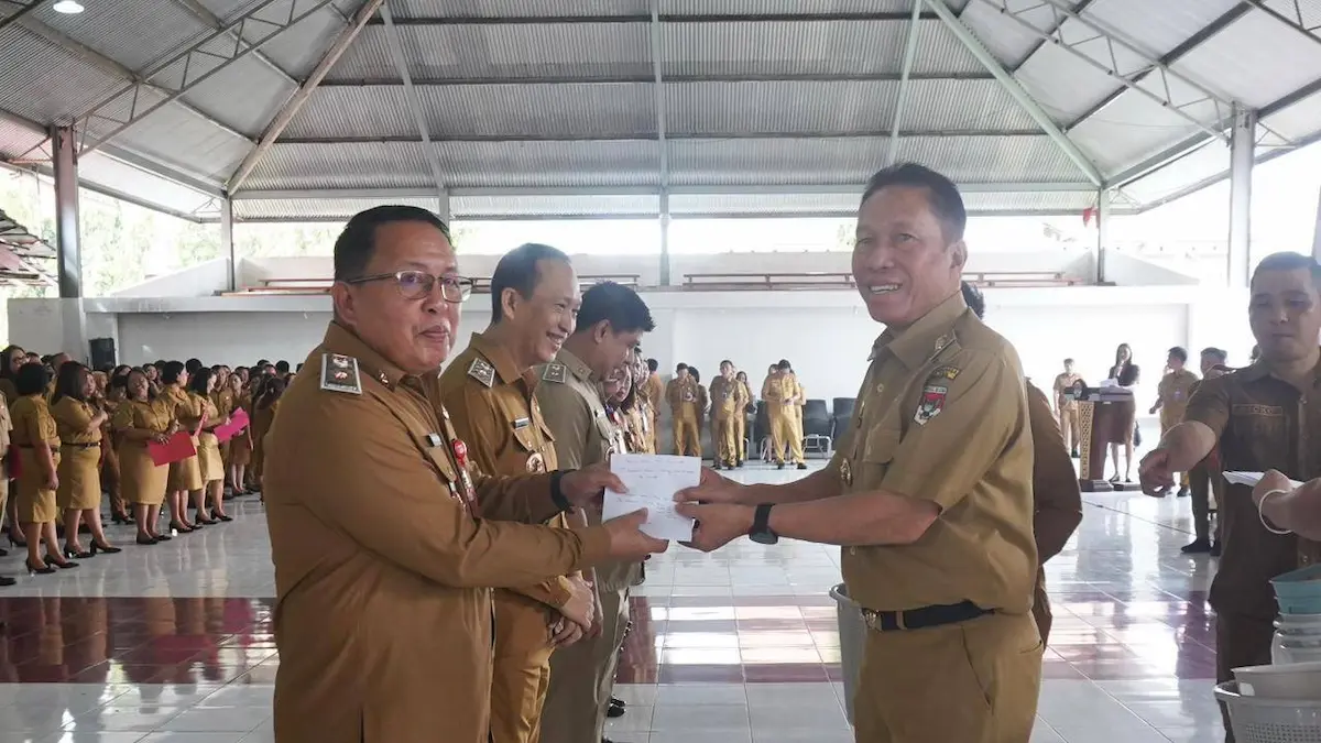 Bupati Minsel menyerahkan SK PPPK kepada ASN penerima