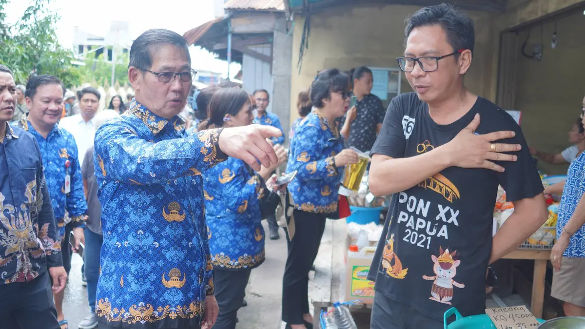 Wali Kota Bitung Hengky Honandar memantau harga kacang di pasar